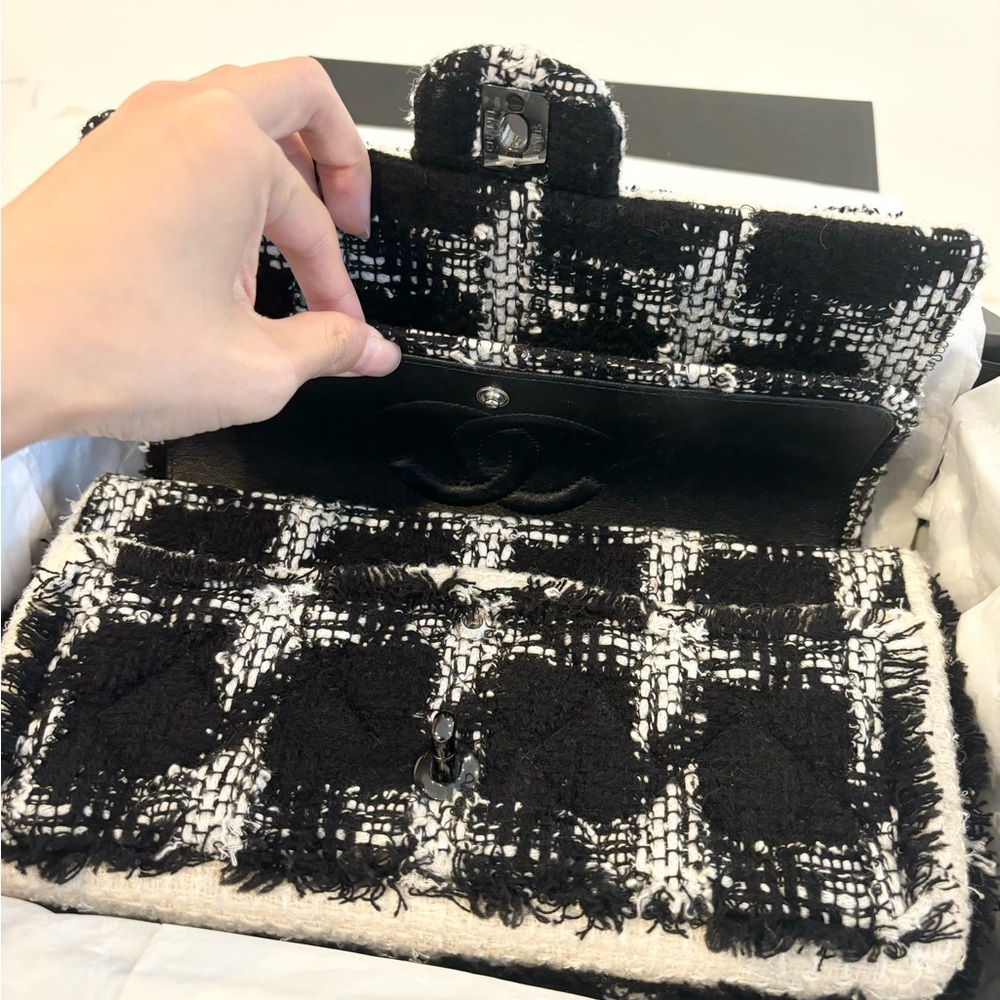 Like New Chanel Medium Classic Flap in Tweed - Picture 4 of 11